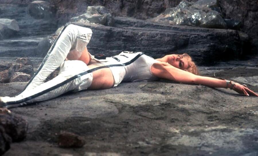 Знаменитые кинонаряды. Как одеваются космические амазонки и принцессы?