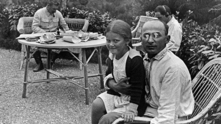Л. П. Берия и дочь И. В. Сталина (Сталин — на заднем плане)