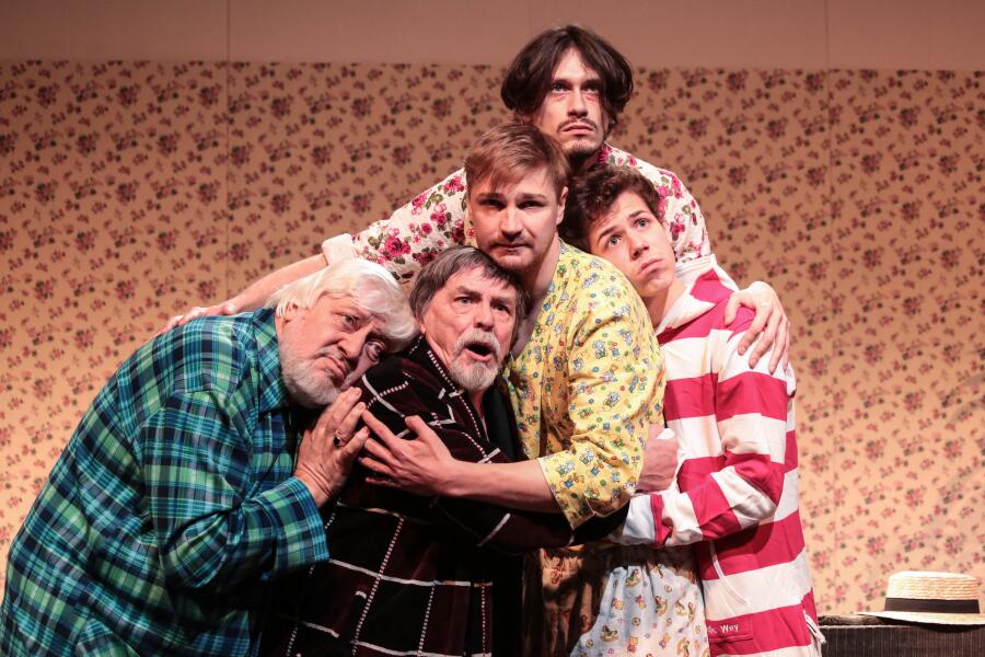 Сцена из спектакля.