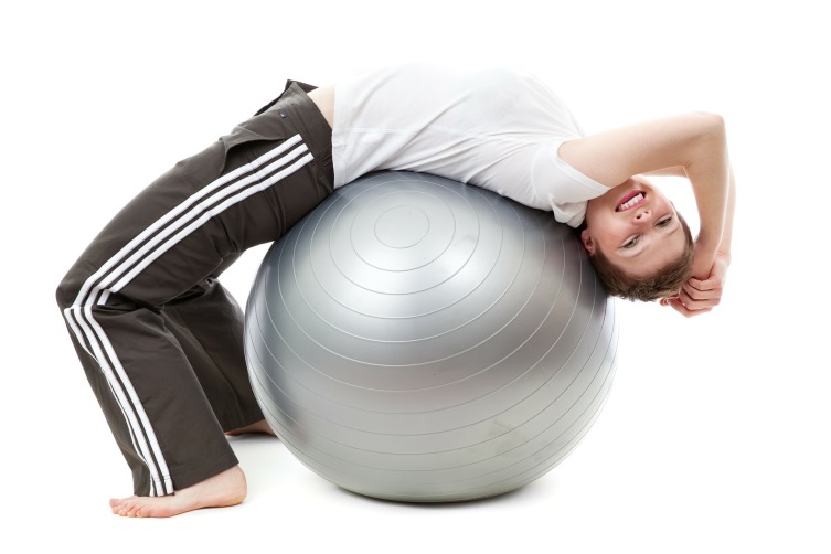 Упражнения с фитболом укрепляют спину