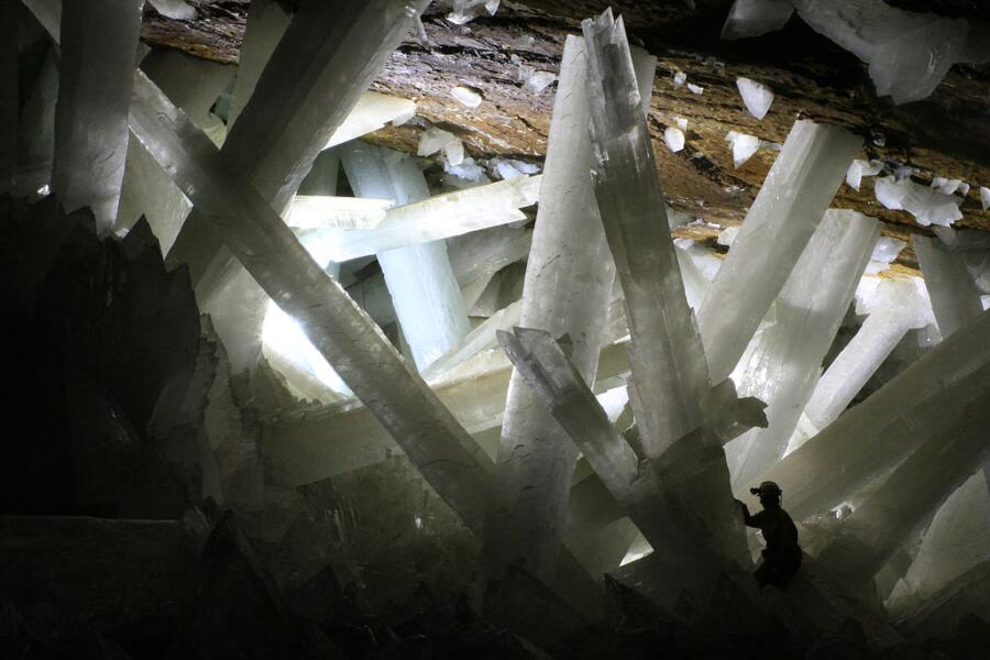 Гигантские кристаллы селенита в пещере Мексики, Найка