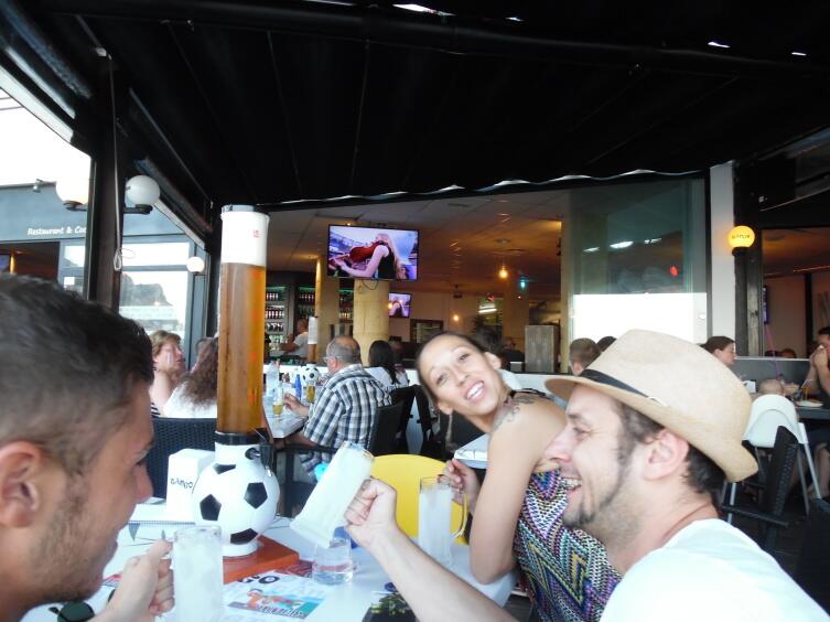 Во время финала Чемпионата мира по футболу испанцы не только пьют пиво, но и любят вкусно покушать
