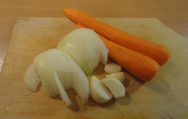 Чистим лук, морковь, чеснок...