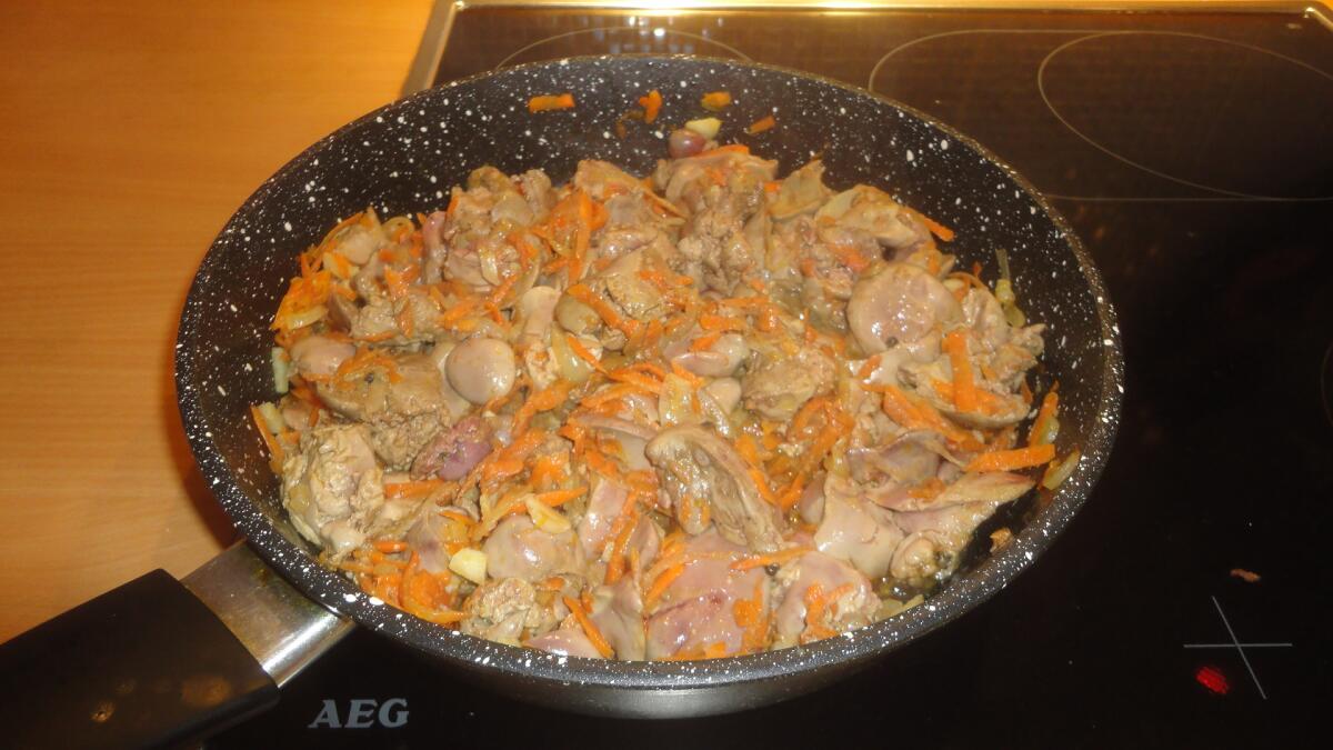 Печень куриная жареная с морковью на сковороде. Печень с луком и морковью на сковороде. Печень куриная в сметане с луком на сковороде и морковью. Печень куриная жареная с луком и морковью на сковороде. Куриная печень с луком и морковью на сковороде.