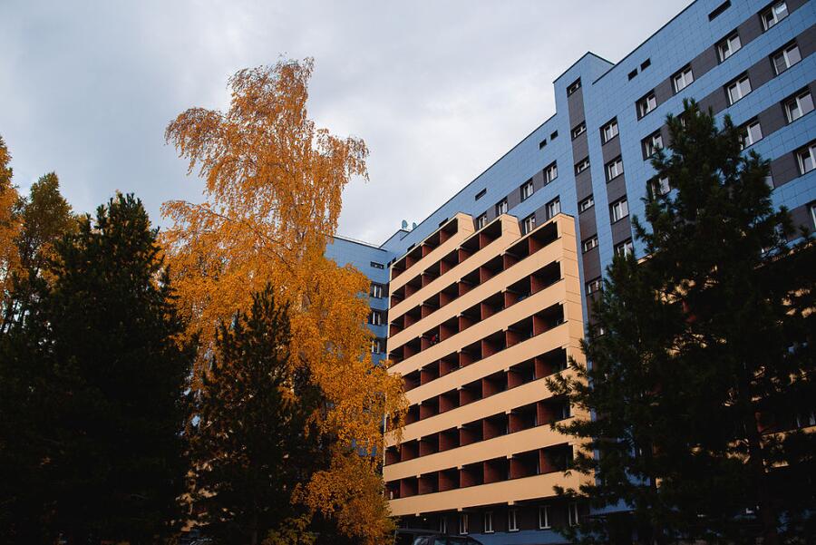 Корпус студенческого общежития НГУ в Новосибирском академгородке