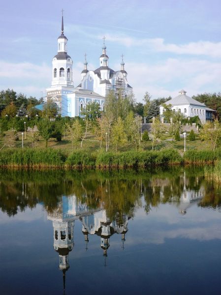 Свято-Николаевский собор на берегу озера, город Горишние Плавни