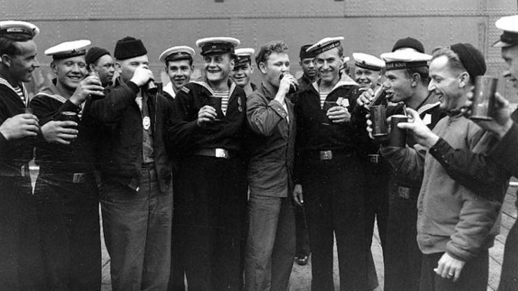 Советские и американские моряки празднуют капитуляцию Японии (Аляска, США)