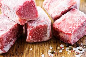 Как правильно разморозить мясо?