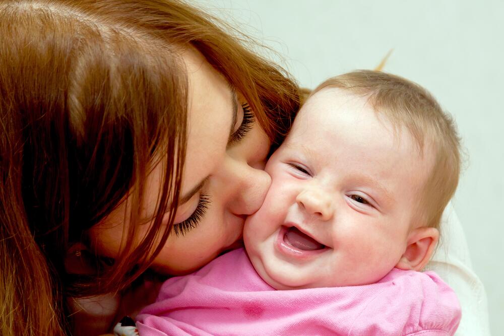 Снится мама целует. Мама целует малыша. Фото новорожденных с поцелуем. Мама целует малыша фото. Девочка целует маленького новорожденного.