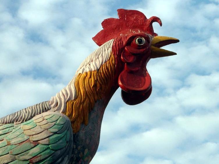 Статуя петуха в Южной Индии Статуя петуха в Южной Индии