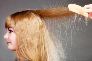 Почему электризуются волосы и как этого избежать?