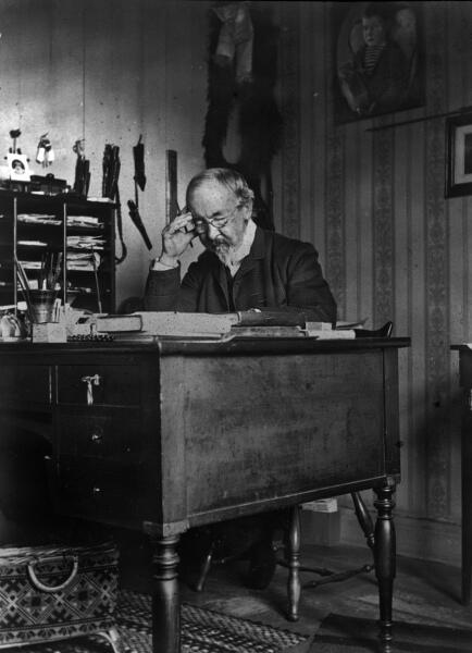 Топелиус в своем кабинете за работой Топелиус в своем кабинете за работой