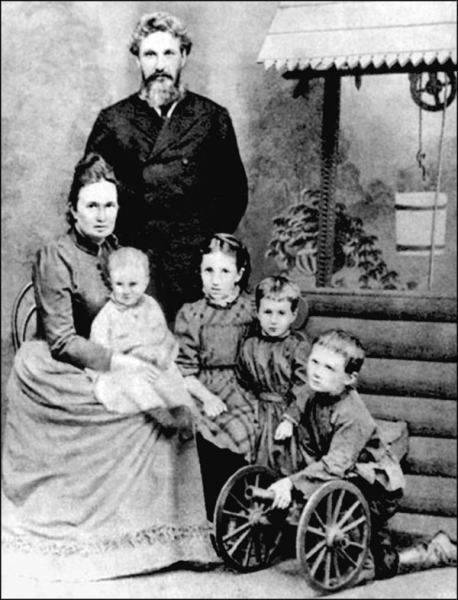 Семья Горенко: Инна Эразмовна Горенко, Андрей Антонович Горенко, Рика (на руках), Инна, Анна, Андрей. Около 1894 г.