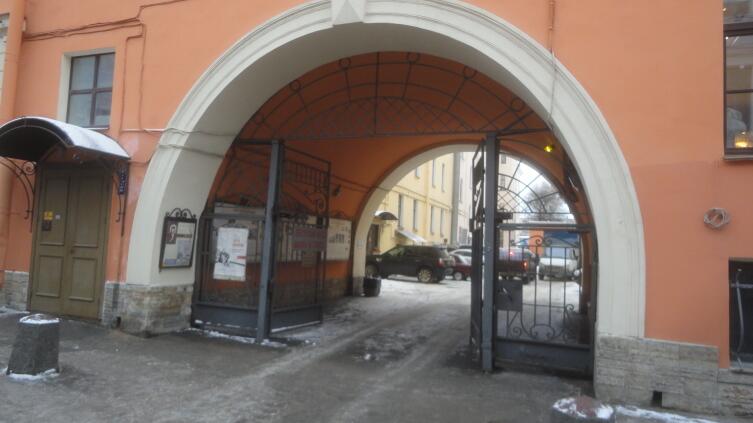 Чтобы в музей - под арку надо