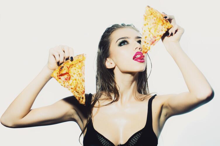 Как правильно есть - лежа, сидя или стоя?