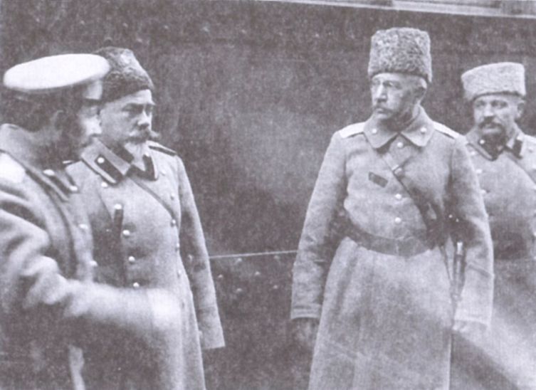 Командный состав Добровольческой армии: генералы А. П. Богаевский, А. И. Деникин, П. Н. Краснов. Станция Чир. 1918 г. Командный состав Добровольческой армии: генералы А. П. Богаевский, А. И. Деникин, П. Н. Краснов. Станция Чир. 1918 г.