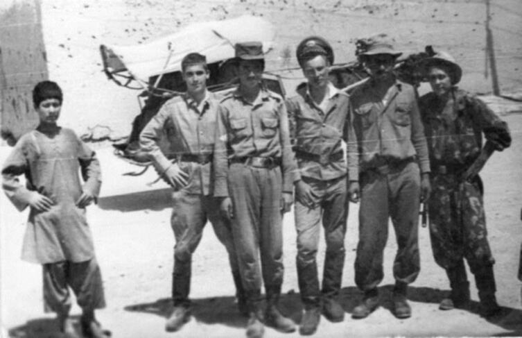 Крайний слева (в группе, без головного убора) Александр Чернышов (Кировская область)