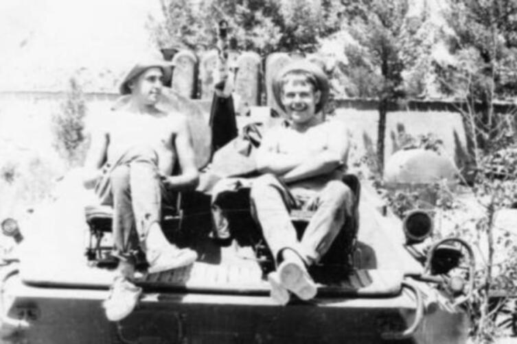 Слева Александр Чернышов