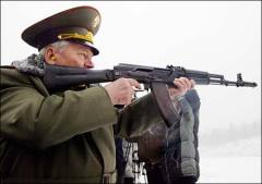 Михаил Калашников сам испытывает свое оружие