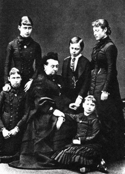 Пять дочерей королевы Виктории в трауре по принцу Альберту. Март 1862 года. Фото.