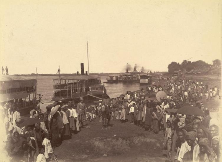 Британские солдаты высаживаются из колесных пароходов в Мандалае 28 ноября 1885 г.