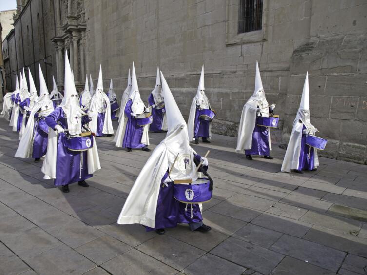 В чем причина популярности всевозможных сект?