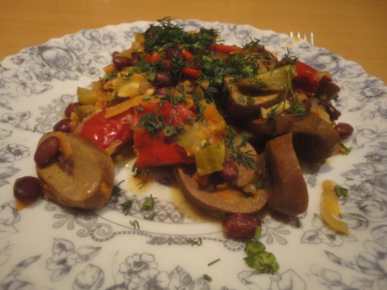 Свиные почки, тушеные в луково-томатном соусе с солеными грибами: одно из традиционных блюд советского общепита. Вкусно и бюджетно