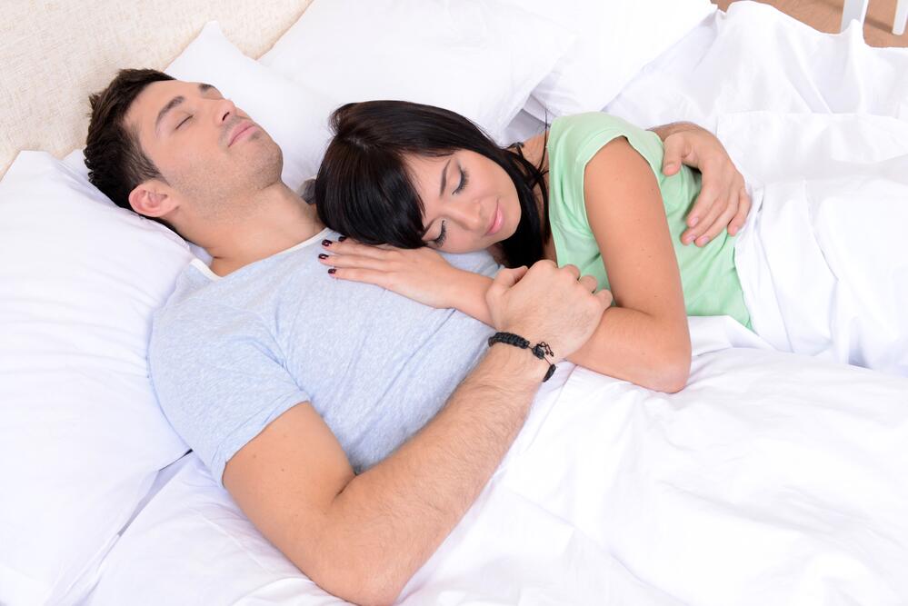 Мужчина и женщина в постели. Love sleeping кровать. Возбудила спящего парня. Влюбленная пара в постели мужчина сверху.