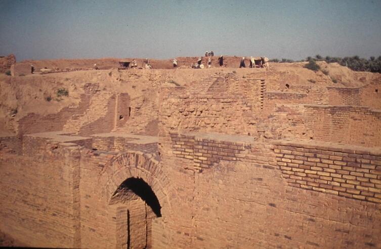 Руины Вавилона расположены у окраины современного города Эль-Хилла, Ирак
