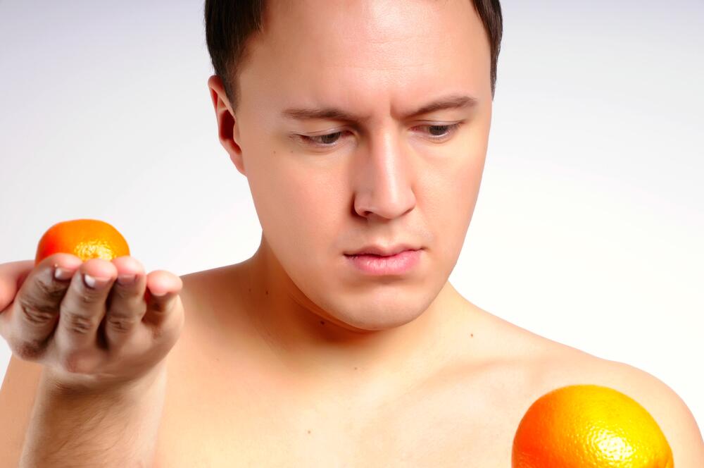 Польза апельсина для мужчин. Мужчина с апельсином. Мужик с апельсинами. Парень ест апельсин. Мужик в апельсинах фото.