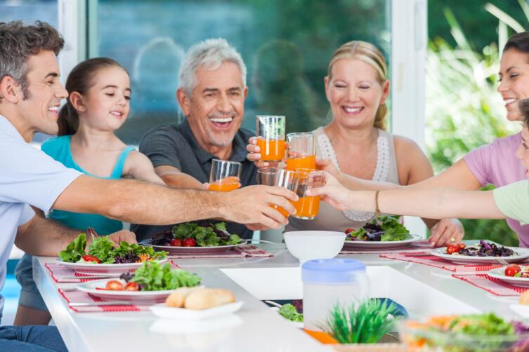 Всегда есть формальные поводы встретиться (дни рождения, свадьбы, новоселья), обсуждение новой работы или машины Всегда есть формальные поводы встретиться (дни рождения, свадьбы, новоселья), обсуждение новой работы или машины