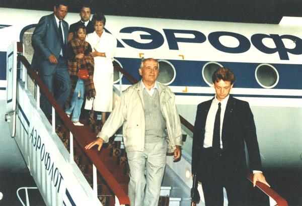 М.С.Горбачев с семьей возвращается из Фороса. 22 августа 1991г