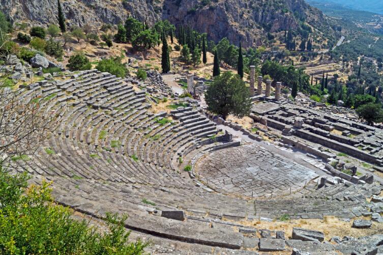 Театр и руины храма Аполлона в Дельфах на горе Парнас, где обитают музы, покровительствующие деятелям искусств, особенно поэтам
