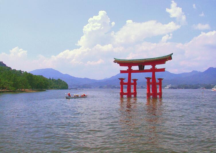 Плывущие над водой ритуальные врата Ицукусимского святилища