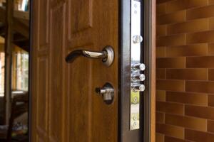 Как надёжно защитить дом? Установить металлические двери!