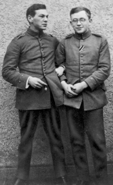 Рихард Зорге (слева) с другом Эрихом Коннерсом