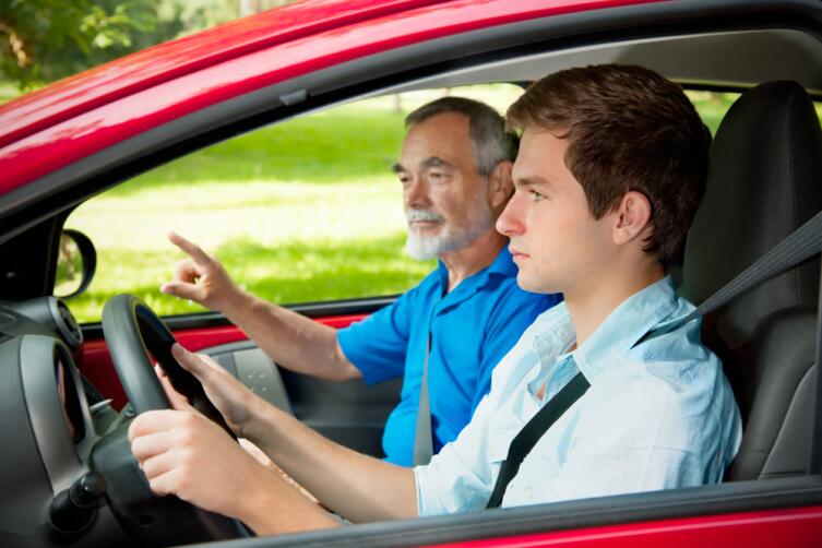 Научиться водить у частного инструктора, а затем сдать экзамен на права экстерном обойдётся дешевле 