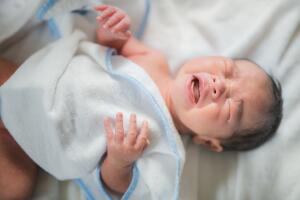 В репертуаре ребенка существует несколько различных вариаций плача, которые соответствуют основным потребностям младенца.