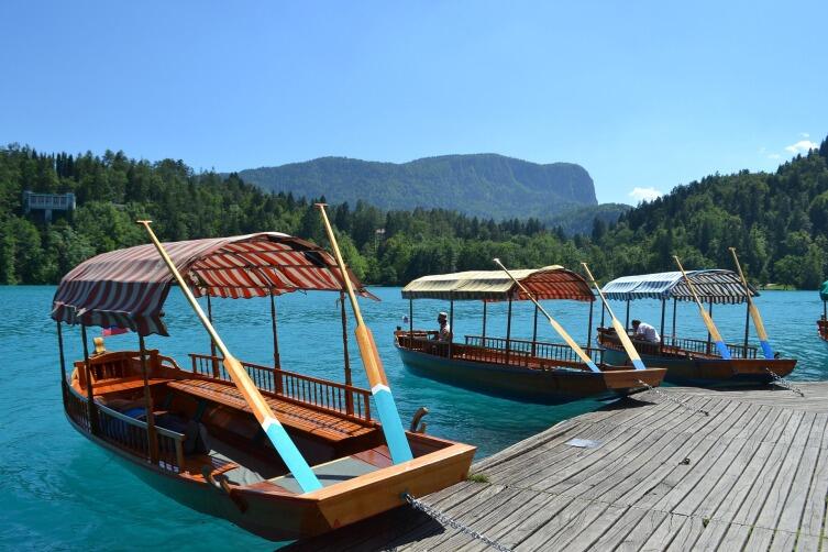 На остров можно добраться на традиционных деревянных лодках 