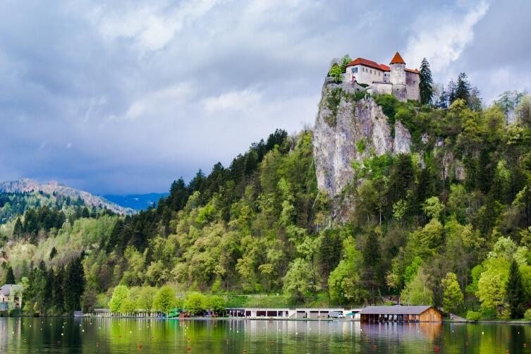 Над пропастью возле озера высится старинный замок