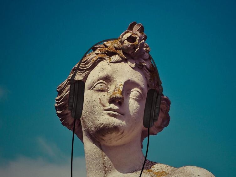 представьте: солнце, шезлонг, вы лежите, загораете, а рядом планшет или смартфон рассказывает «Медея и ее дети»