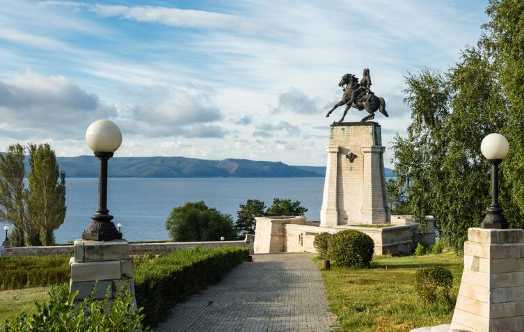 Памятник основателю города Василию Татищеву на берегу Волги в зоне отдыха города Тольятти. На противоположной стороне видны Жигулёвские горы
