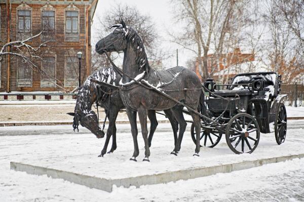 Скульптура пары лошадей, запряженных в повозке, Тобольск