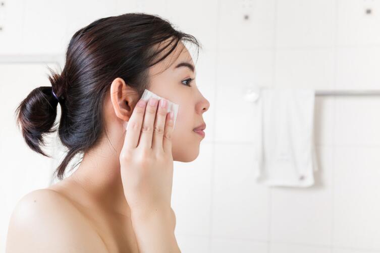 Как убрать отеки под глазами без помощи макияжа?