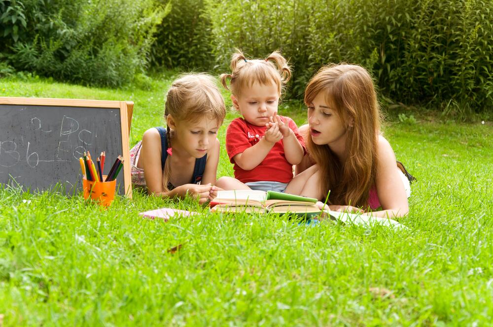 Общение с окружающим миром природой. Ребенок учится читать. Ребенок с зеркалом учится читать. Education 1. Насекомые читают и учатся.