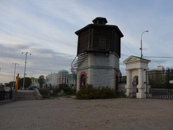 Старинная шестигранная башня 19 века