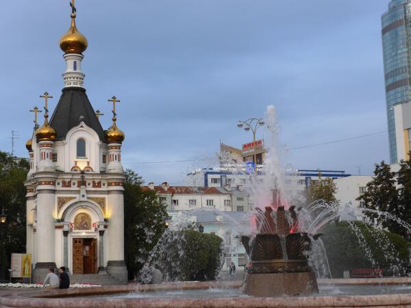 Фонтан 'Каменный цветок' и часовня Св.Екатерины