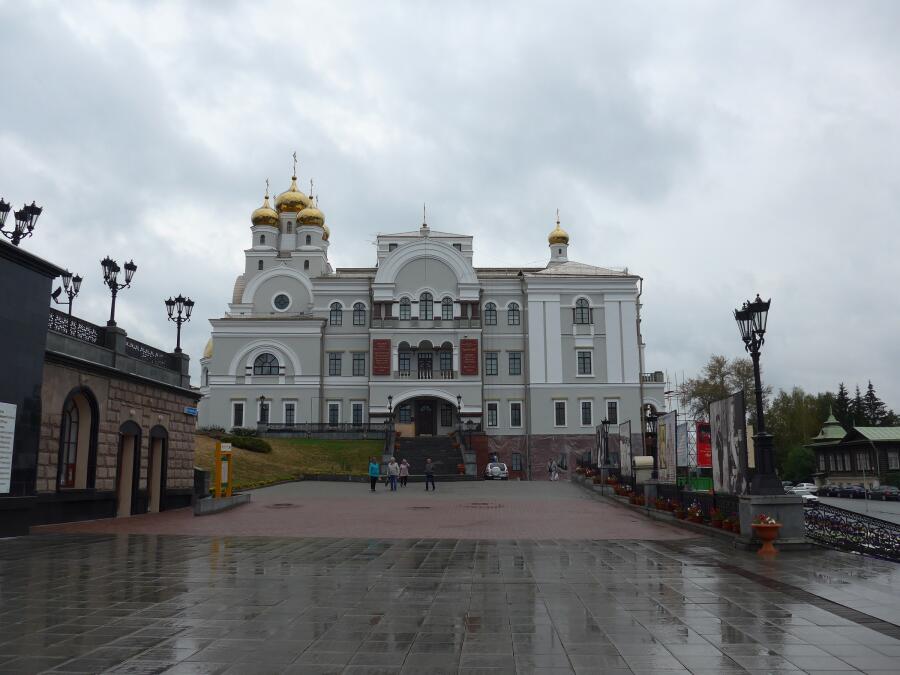 Площадь у Храма на Крови и Патриаршего подворья