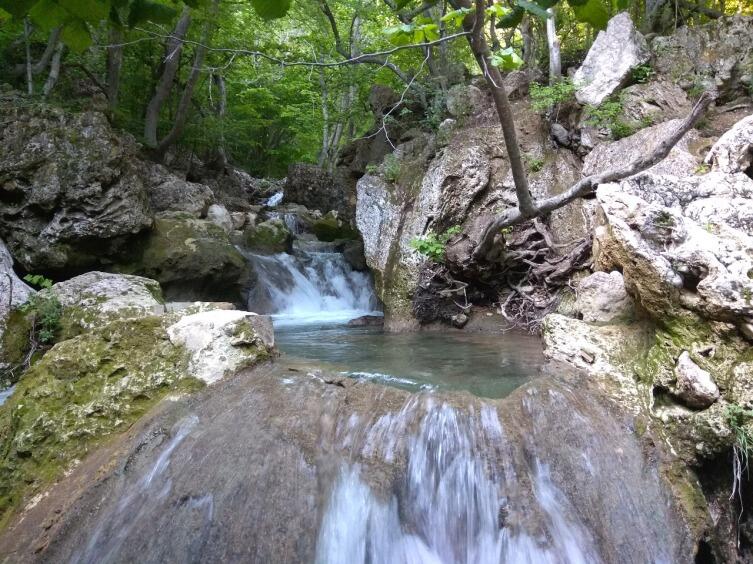 Красные пещеры, водопад