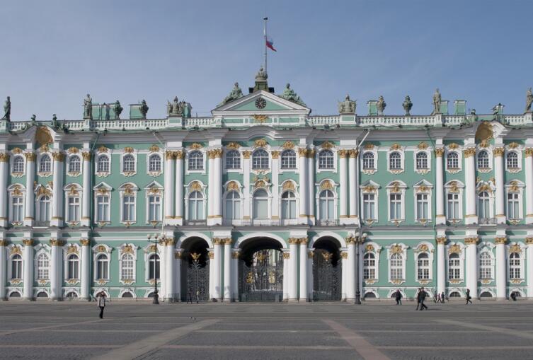 Вид на центральный вход Зимнего дворца